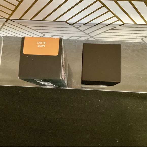 HUDA BEAUTY #FAUXFILTER LUMINOUS MATTE FOUNDATION-LATTE 300N - Picture 2 of 2